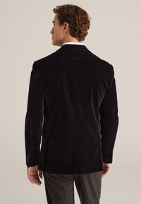 Vīriešu melns samta blazeris, vienas rindas dizains, gluda tekstūra, ar griezuma apkakli, trīs pogu aproces un sānu atverēm ērtai pārvietošanai.