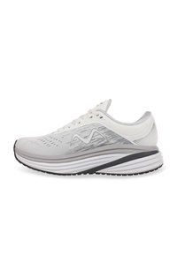 Zapatilla deportiva blanca con parte superior de malla transpirable, acentos texturizados, cuello acolchado y una suela gris en contraste con una franja negra.