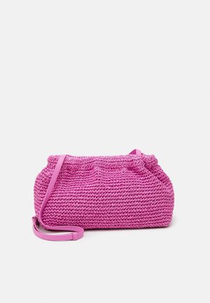 Sac tissé rose avec une surface texturée, fermeture à cordon, et une sangle d'épaule plate et détachable. Forme compacte et arrondie.