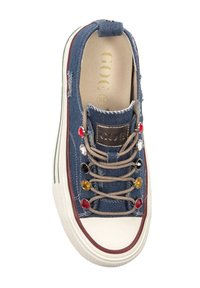 Jeansowe sneakersy z zaokrąglonym noskiem, beżowymi sznurówkami i dekoracyjnymi kolorowymi koralikami wzdłuż oczek. Posiadają białą gumową podeszwę i czerwony akcent.