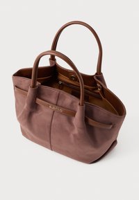 Bolsa tote de camurça rosa com alças de couro castanho, apresentando um fecho superior, compartimentos interiores e um detalhe em logotipo metálico.
