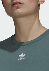 adidas Originals ADICOLOR CLASSICS ROLL-UP SLEEVE CROP-TOP - Paprasti marškinėliai - green