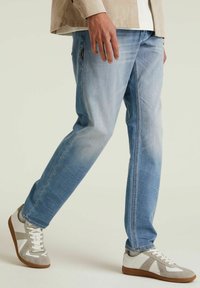 CHASIN' EVAN SNAKE - Traperice ravnih nogavica - light blue