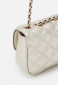 Mała pikowana torebka ze skóry w metalicznym srebrnym kolorze. Posiada złoty pasek łańcuszkowy i detale z oczkami. Gładka faktura i wyraźnie zarysowany kształt.
