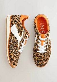 Leopardenmuster-Sneaker mit orangen Akzenten, weißen Schnürsenkeln und Gummisohlen. Strukturiertes Fellmaterial mit gepolstertem Fußbett für Komfort.
