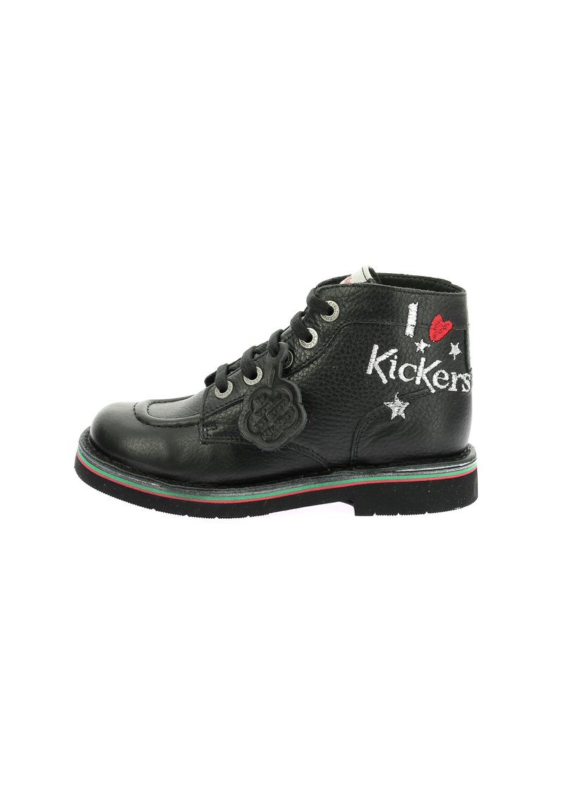 Bottine en cuir noir avec une finition texturée, ornée de broderies « J'aime Kickers » et de motifs d’étoiles, œillets argentés, et semelle rayée colorée.