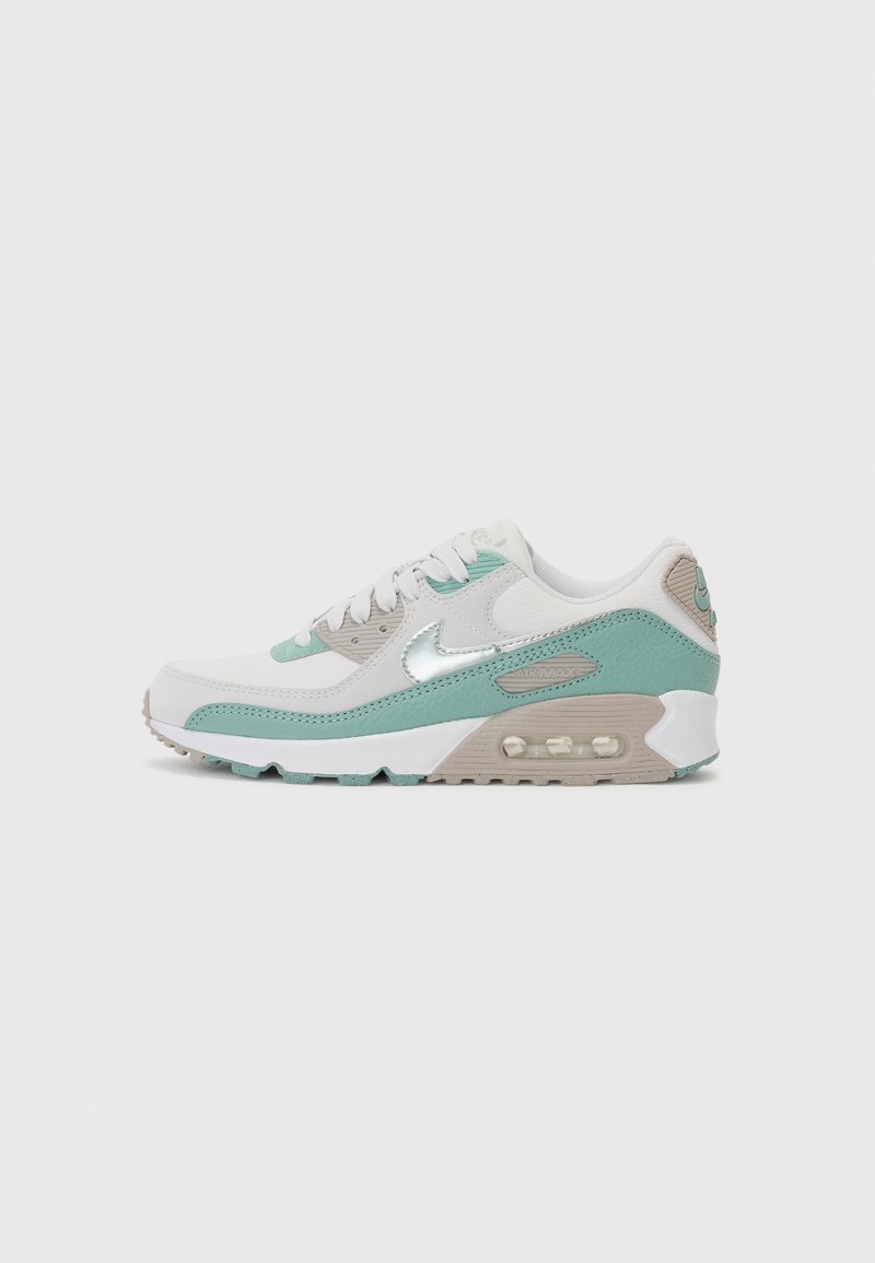 Biele a mentolovo zelené tenisky Nike Air Max 90, s koženým a textilným zvrškom, šnurovaním, viditeľnou vzduchovou jednotkou a gumovou podrážkou.