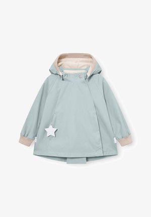 Světlomodrá dětská pláštěnka s kapucí, béžovou fleecovou podšívkou, žebrovanými manžetami a hvězdicovou reflexní cedulkou na levé kapse.