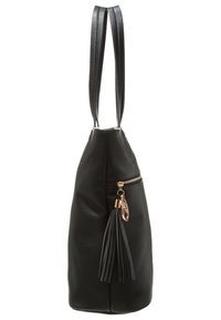 Sac à main en cuir noir avec une forme effilée, des poignées verticales, une poche avant zippée et un accent décoratif en forme de pampille.