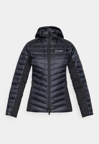 Sort isoleret jakke med lynlås, puffer-design og hætte. Har glat stof med teksturerede ærmer og et logo på brystet.