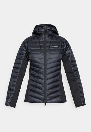 Chaqueta aislante negra con cierre de cremallera, diseño tipo puffer y capucha. Presenta una tela suave con mangas texturizadas y un logotipo en el pecho.