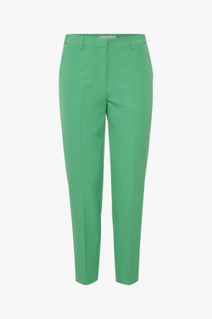 Pantalontailleur vert avec une texture lisse, doté de deux plis sur le devant, d'une fermeture éclair et d'une coupe ajustée. Pas de poches visibles.