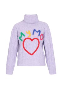 Lavendelfarbener, Kabelstrick-Turtleneck-Pullover mit bunten, flauschigen Buchstaben, die "MY MO" auf der Vorderseite buchstabieren, sowie einem großen roten Herzen.