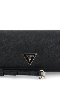 Portefeuille noir texturé avec un logo triangulaire Guess en métal argenté, doté d'une sangle amovible pour plus de polyvalence.