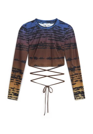 Langärmliges, kurzes Oberteil in einem Farbverlauf aus Blau, Lila und Braun, mit schwarzen Textmustern und einem braunen Schnürdetail an der Taille.