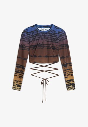Langärmliges, kurzes Oberteil in einem Farbverlauf aus Blau, Lila und Braun, mit schwarzen Textmustern und einem braunen Schnürdetail an der Taille.