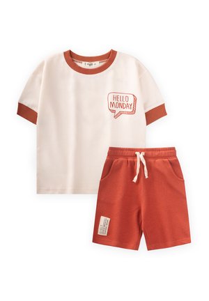 Ensemble en coton deux pièces comprenant une chemise à manches courtes crème avec des accents rouges et un graphique "HELLO MONDAY", assortie de shorts orange texturés.