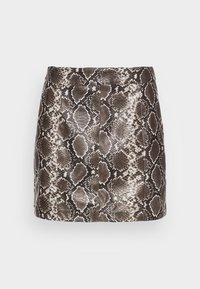 Minirok met bruine en witte slangenprint, met een gestructureerd ontwerp en een gladde textuur, voorzien van een tailleband zonder zichtbare sluitingen.