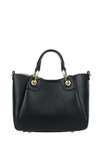 Borsa a mano in pelle nera con forma strutturata, doppi manici superiori, ferramenta color oro e interno rosa. Presenta una sottile trama granulosa e una chiusura a scatto.