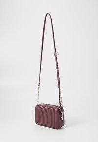 Calvin Klein MINI LINE CAMERA BAG - Axelremsväska - vineyard wine