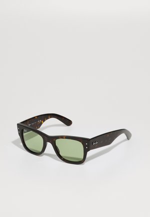 Óculos de sol tortoiseshell castanho com lentes verdes, em forma quadrada e com detalhes em metal. Apresenta o logótipo na haste esquerda. Acabamento mate.