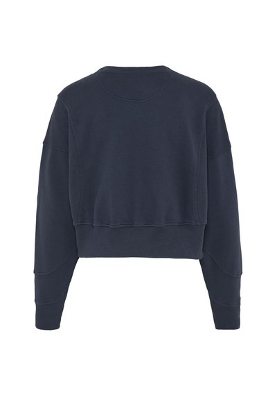 Námornícky skrátený sveter s dlhými rukávmi, okrúhlym výstrihom a rebrovaným lemom. Mäkka, textúrovaná tkanina s viditeľnými švíkmi.