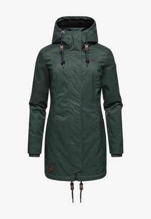 Zelená kapucňová bunda s textúrovaným povrchom, vertikálnymi pruhmi, nastaviteľným sťahovacím pásom v oblasti pása a hnedými akcentmi.