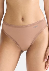 Beige Sloggi bikini slip met delicate kanten afwerking bij de taille en beenopeningen, vervaardigd van een gladde, elastische stof.