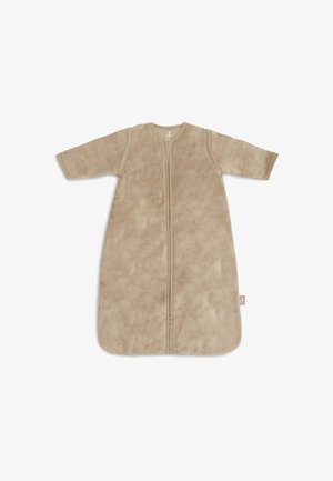 Beige babyslaapzak met lange mouwen, voorrits, zachte stof en afgeronde onderkant voor comfortabel slapen ’s nachts.