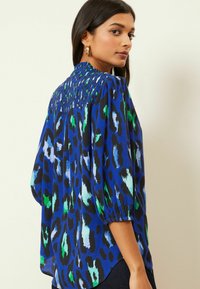 Love & Roses RUFFLE V NECK 3/4 SLEEVE BUTTON THROUGH PETITE - Camicia - blue
