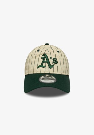 Beige Baseballcap mit grünen Akzenten, Nadelstreifen und gesticktem "A's"-Logo. Verstellbarer Riemen hinten. Flacher Schirm.