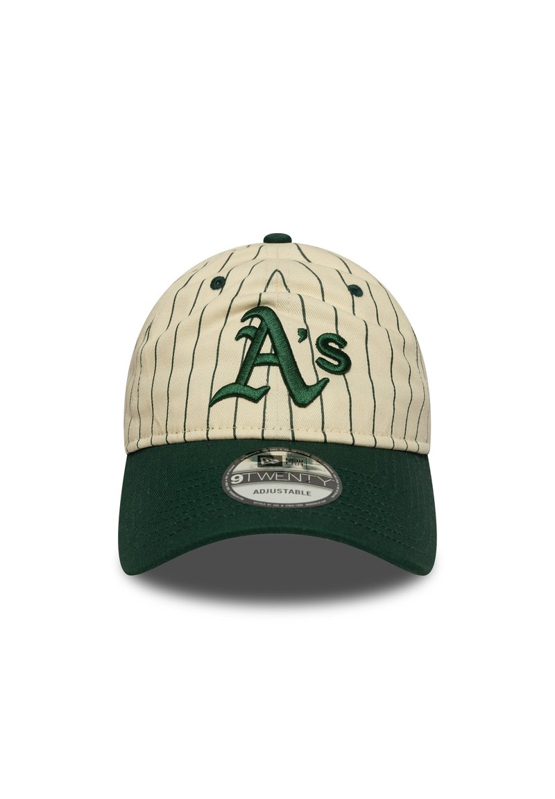 Gorra de béisbol beige con acentos verdes, rayas y logotipo bordado de "A's". Correa ajustable en la parte posterior. Diseño de visera plana.