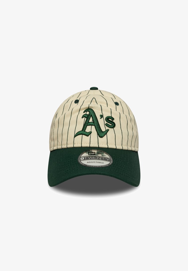 Boné bege de baseball com detalhes em verde, riscas de alfaiataria e logótipo "A's" bordado. Fivela ajustável na parte de trás. Design de aba plana.