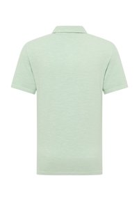 Jasnozielona koszulka polo z krótkim rękawem, teksturowana tkanina i klasyczny kołnierzyk. Prosty krój bez widocznych wzorów lub akcentów.