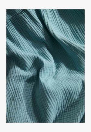 Tissu texturé et froissé en bleu sarcelle clair, présentant des lignes verticales et une qualité douce et respirante, adapté pour les vêtements ou les textiles d'intérieur.
