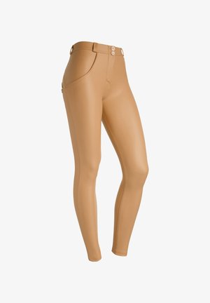 Leggings elasticizzati color carne in finta pelle, con vita alta, chiusura a doppio bottone e dettagli con cuciture su tutta la superficie.