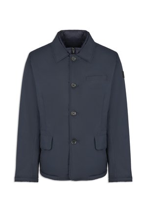 Chaqueta aislante de color azul marino con cuello tipo camisa, cierre frontal de botones, dos bolsillos laterales y un bolsillo en el pecho. Textura exterior suave.