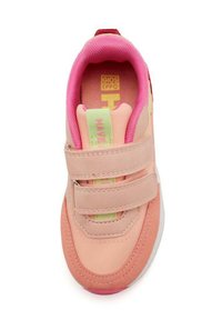 Sneaker rosa e pesca con due fasce a strappo, tomaia testurizzata, collo imbottito e suola bianca con accenti rosa.