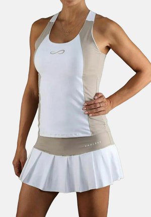 Vestido deportivo blanco y beige con una parte superior ajustada y una falda plisada. La tela tiene una textura suave y presenta un pequeño logo en el pecho.