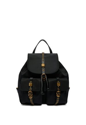 Mochila negra con dos bolsillos frontales y detalles en hebilla y ojales en tono dorado, que cuenta con una solapa superior y asa.