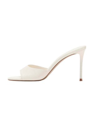 Mule blanco de tacón alto con puntera abierta, con una sola tira ancha y tacón de stiletto delgado sobre un fondo blanco liso.