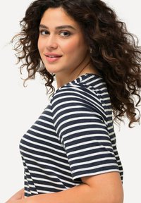 Ulla Popken STRIPED DRAWSTRING HEM SHORT SLEEVE TEE - Triko s potiskem - navy blue