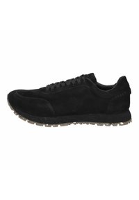 Schwarze Wildleder-Sneaker mit runder Zehenform, strukturiertem Zwischensohle und Gummiaußensohle mit einem gemusterten Profil. Die Schnürsenkel sind schwarz und passen zum Obermaterial.