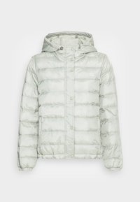 Chaqueta acolchada verde claro con capucha, con textura acolchada, cierres de botón a presión y puños elásticos. Material suave y brillante.