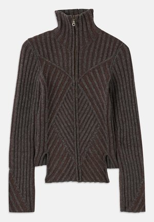 Pull en maille zippé de couleur marron foncé avec des rayures grises, possédant une texture côtelée et un col haut, un design ajusté et des ouvertures latérales.