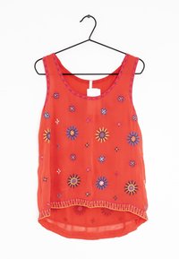 Top rosso senza maniche con ricami floreali colorati, tessuto leggero, scollatura arrotondata e orlo curvo con bordatura di perline.