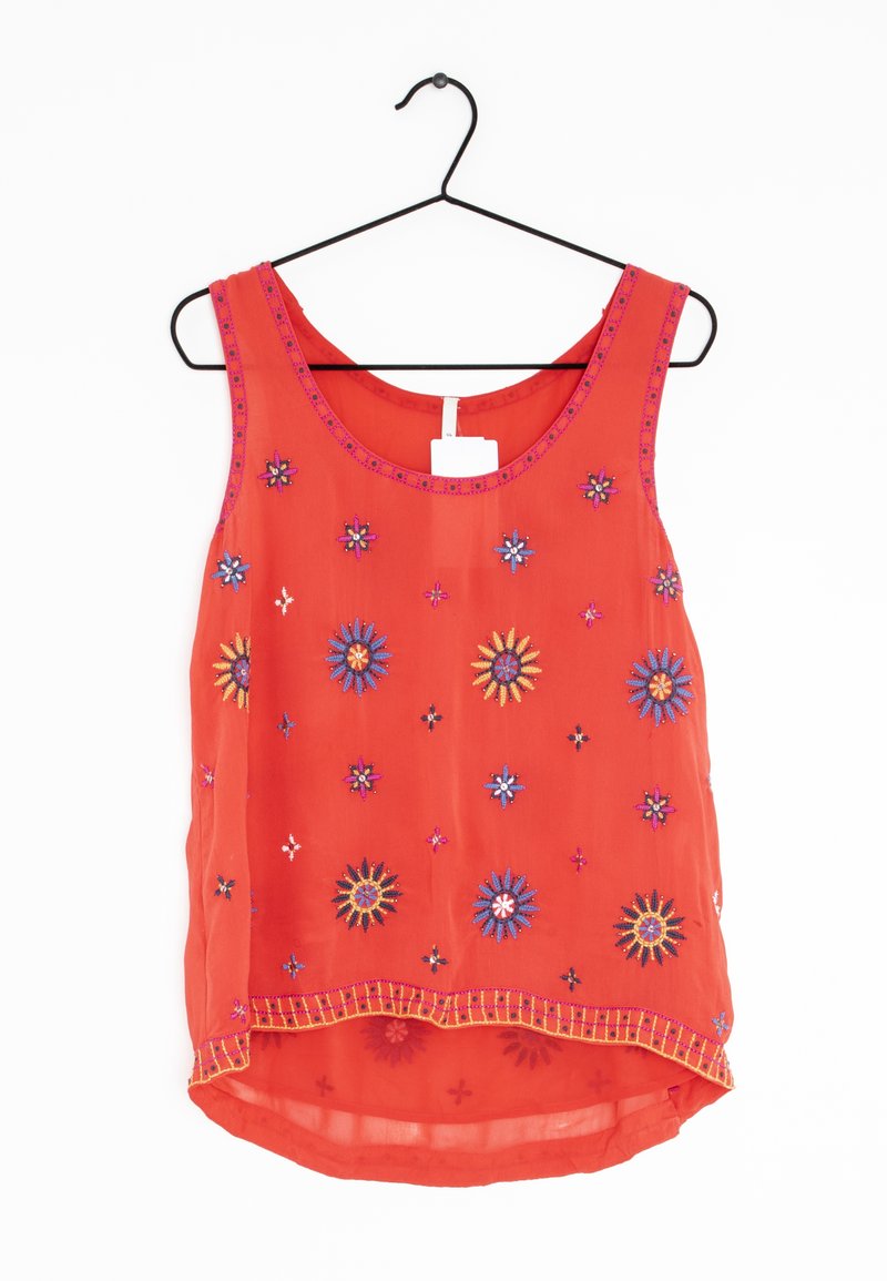 Top rosso senza maniche con ricami floreali colorati, tessuto leggero, scollatura arrotondata e orlo curvo con bordatura di perline.