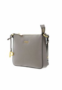 Sac à main gris texturé avec fermeture éclair, détails métalliques dorés et un charm amovible portant un "P." Design compact et structuré.