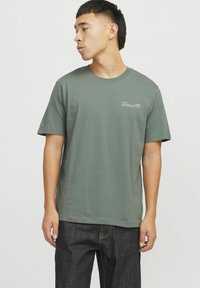 Jack & Jones PREMIUM RUNDHALS - Marškinėliai su spaudiniu - agave green