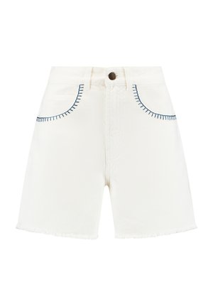 Biele džinsové šortky s rozstrapkaným lemom, s modrým prešívaním na vreckách a páse. Kovové zapínanie na prednej strane.